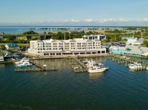 格拉森維爾的住宿－Hyatt Place Kent Narrows And Marina，享有码头的空中景色,在水中划船