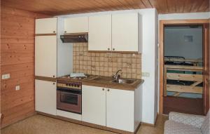 カップルにあるStunning Home In Kappl With 5 Bedrooms And Wifiの白いキャビネットとシンク付きのキッチン