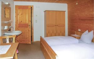 1 dormitorio con 1 cama y baño con lavamanos en Cozy Home In Kappl With House A Mountain View en Kappl