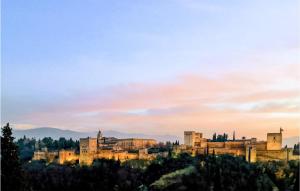 un paisaje urbano de un castillo al atardecer en Beautiful Apartment In Granada With Kitchen, en Granada