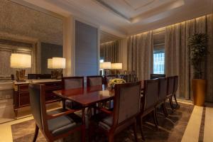 una sala da pranzo con tavolo e sedie di The Hotel Galleria Jeddah, Curio Collection by Hilton a Gedda