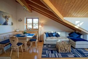 une chambre avec un lit, une table et des chaises dans l'établissement Luxury Living near Weissensee +Balcony +Netflix, à Füssen