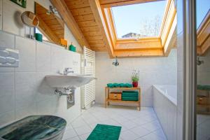 La salle de bains est pourvue d'un lavabo, d'une baignoire et d'une fenêtre. dans l'établissement Luxury Living near Weissensee +Balcony +Netflix, à Füssen 23 autres photos