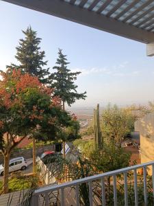 uma vista da varanda de uma casa em כוכב הגלבוע em Gan Ner