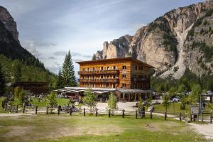 een groot gebouw voor een berg bij Pederü in San Vigilio Di Marebbe