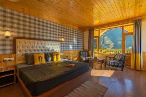 マナリにあるThe Hosteller Manali, Old Manaliのベッドルーム(大型ベッド1台付)、リビングルームが備わります。