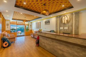 a lobby with a bar and a waiting room at The Hosteller Manali, Old Manali in Manāli