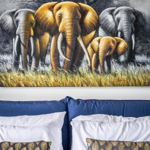 ein Bild einer Elefantenherde an einer Wand in der Unterkunft Spinola Studio Deluxe, StJulians in St Julian's