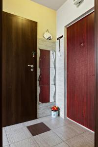 baño con puerta roja y ducha en The Cloud, Free Early Check-In Available, en Bucarest