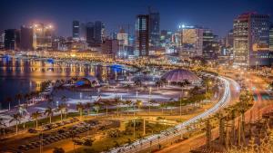 un perfil urbano por la noche con una calle concurrida en A vista perfeita, en Luanda
