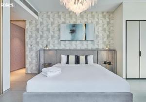 Postel nebo postele na pokoji v ubytování bnbmehomes - Private Beach - Address JBR- 6006