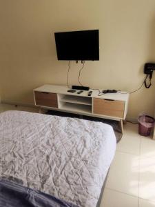 a bedroom with a bed and a flat screen tv at Happy Family Horizon Suite - near Xiamen-KLIA Netflix in Kampong Melot