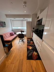Φωτογραφία από το άλμπουμ του Modern 1 bedroom apartment in the center of Croydon στο Κρόιντον +27 φωτογραφίες