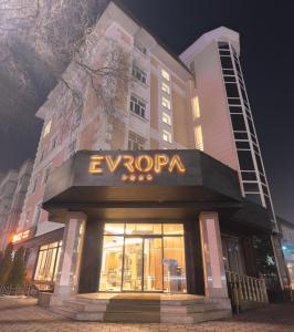 una tienda frente a un edificio con la palabra ropa en él en Evropa Hotel, en Bishkek