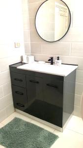 A bathroom at Modern Apartment High Standards