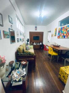 uma sala de estar com um sofá e uma mesa em BARRA - 3 Quartos / 3 Banheiros - Amplo, Aconchegante e Artesanal em Salvador