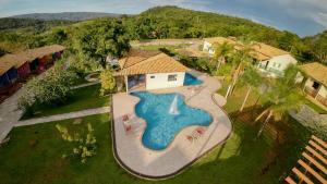 Luftaufnahme eines Swimmingpools in einem Ferienresort in der Unterkunft Pousada Luna Zen in Pirenópolis