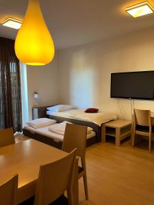 um quarto com 2 camas e uma televisão de ecrã plano em Apartmajska hiša Breza em Ribnica na Pohorju
