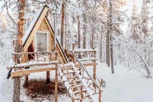 una casa en el árbol en el bosque en la nieve en Cozy a-frame in the woods, en Enontekiö
