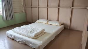 Postel nebo postele na pokoji v ubytování Grandpa House 爷爷老家