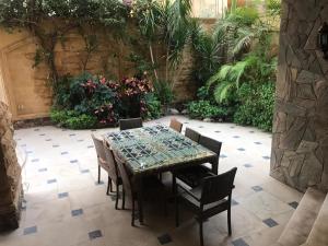 Fotografija v galeriji nastanitve Cheerful standalone villa with pool and waterfall v Kairu