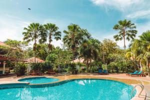 Bazén v ubytování Pangkor Sandy Beach Resort nebo v jeho okolí