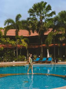 Bazén v ubytování Pangkor Sandy Beach Resort nebo v jeho okolí