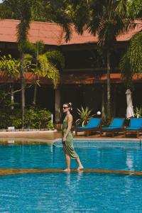 Bazén v ubytování Pangkor Sandy Beach Resort nebo v jeho okolí