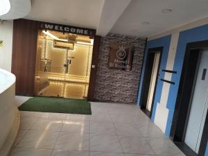 una hall con porta di benvenuto in un edificio di HOTEL RJ RESIDENCY a Ahmedabad