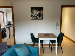 a living room with a table and chairs at Lovely Studio Apartment in the Center of Norwich in Norwich