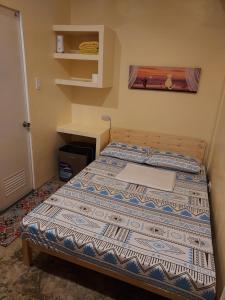 Un pat sau paturi într-o cameră la Danny's Den Boracay