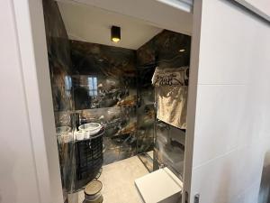 kabina prysznicowa ze szklaną ścianą w obiekcie Kerem ile Aslı Butik Hotel w mieście Melikgazi