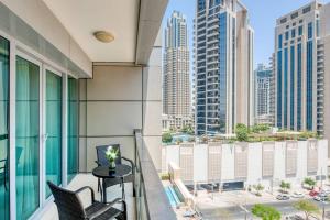 杜拜的住宿－Lovely 1 bedroom apartment for vacations，市景阳台配有桌椅。