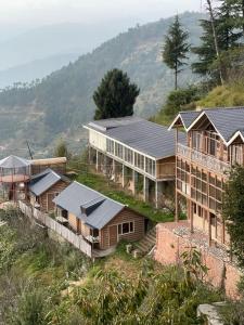 una vista aérea de una casa con paneles solares. en Hotel Mountaineers Saga, en Nārkanda