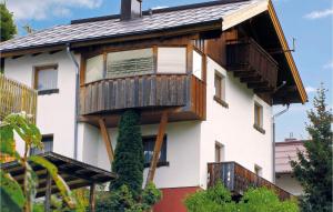 Casa en un árbol con balcón en el lateral de un edificio en 6 Bedroom Awesome Home In Kappl en Kappl