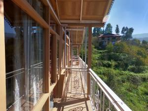 einen Balkon eines Hauses mit Aussicht in der Unterkunft Hotel Mountaineers Saga in Narkanda