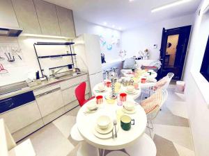 eine Küche mit Tisch und Stühlen in einem Zimmer in der Unterkunft Holy Planet in Tokio