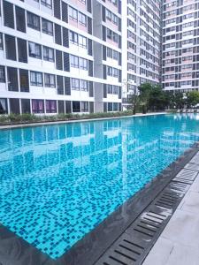 a large swimming pool in front of a building at Happy Family Horizon Suite - near Xiamen-KLIA Netflix in Kampong Melot
