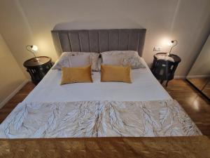 Postel nebo postele na pokoji v ubytování La-La Rooms