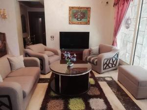 Fotografija v galeriji nastanitve Cheerful standalone villa with pool and waterfall v Kairu