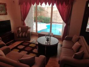 Fotografija v galeriji nastanitve Cheerful standalone villa with pool and waterfall v Kairu