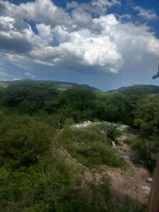 uma vista do topo de uma colina com árvores em La isla em San Marcos Sierras