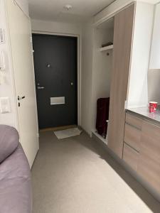 uma sala com um quarto com uma porta e um armário em apartment em Lappeenranta