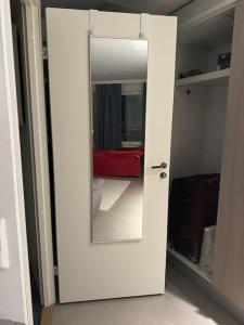 Puerta blanca con espejo en el baño en apartment en Lappeenranta