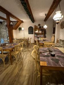 Reštaurácia alebo iné gastronomické zariadenie v ubytovaní Pension & Restaurant Krakonoš