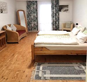 Łóżko lub łóżka w pokoju w obiekcie Landhaus Lindner Appartements