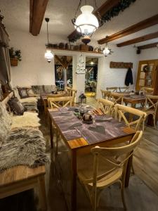 Posedenie v ubytovaní Pension & Restaurant Krakonoš