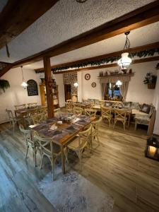 Reštaurácia alebo iné gastronomické zariadenie v ubytovaní Pension & Restaurant Krakonoš