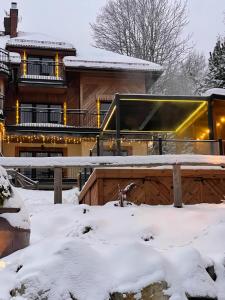 dom z pokrytym śniegiem podwórkiem przed nim w obiekcie Beskidzkie Tarasy w Ustroniu