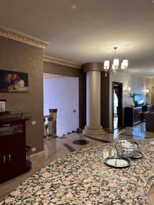 Fotografija v galeriji nastanitve Cheerful standalone villa with pool and waterfall v Kairu